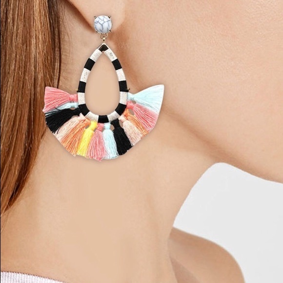 💕Multicolored WOMAN’S Tassle Boho EARRINGS *NWT* - Picture 5 of 8